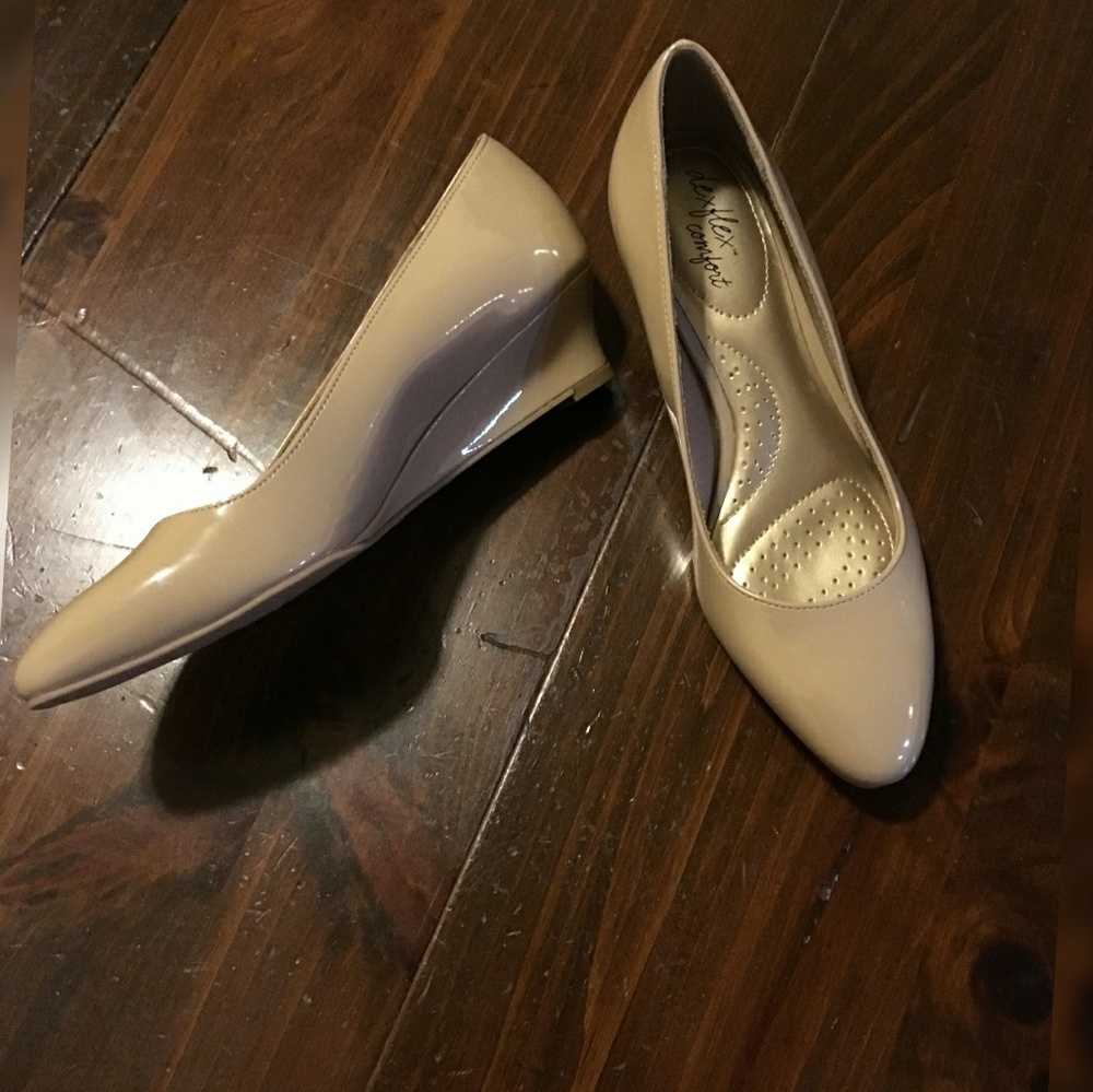 Nude Wedge Heels w/ Memory Foam Insoles Size 6 GUC